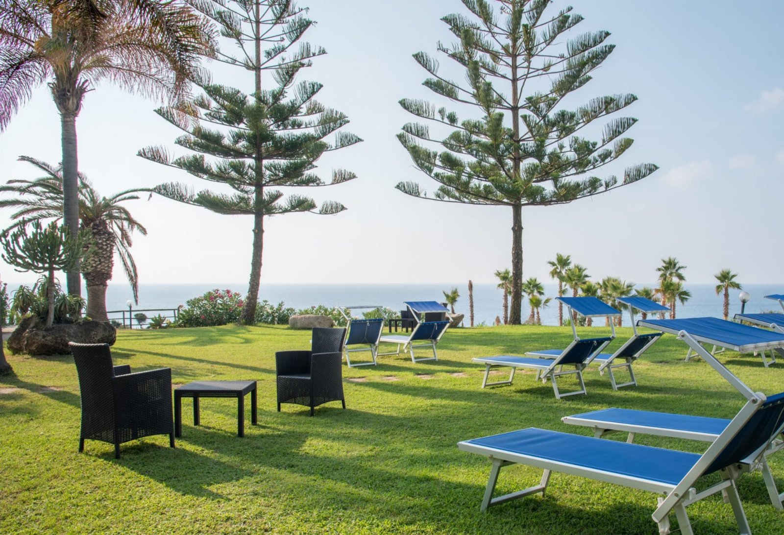 Appartement deux pièces pour 2 personnes avec cuisine et vue mer. Plage privée. Yoga au coucher du soleil.