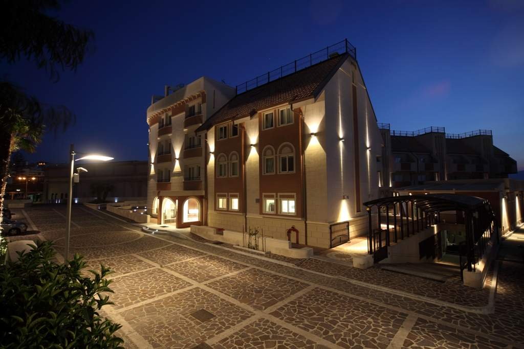 E' Hotel