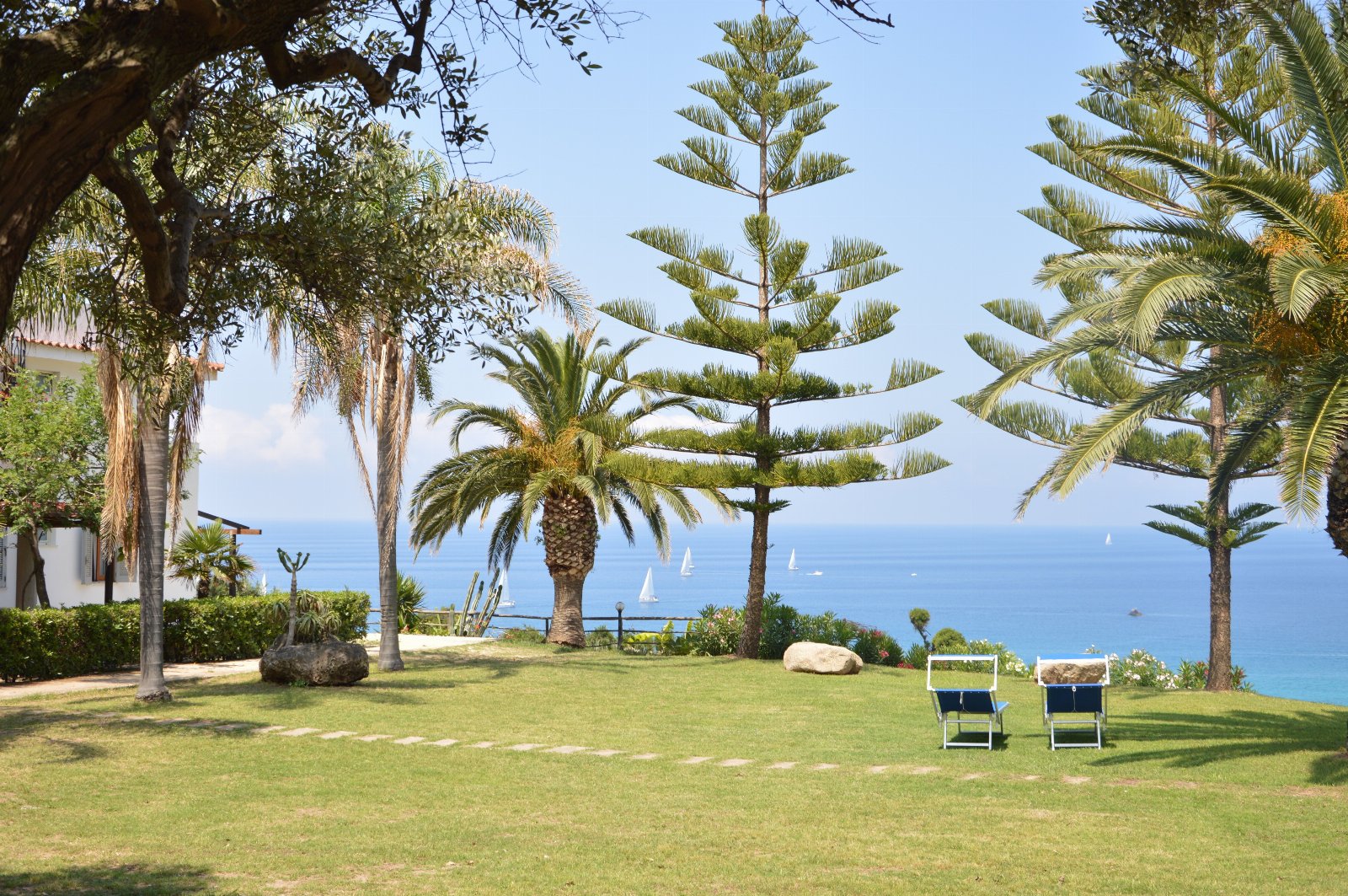 Appartement deux pièces pour 2 personnes avec cuisine et vue mer. Plage privée. Yoga au coucher du soleil.