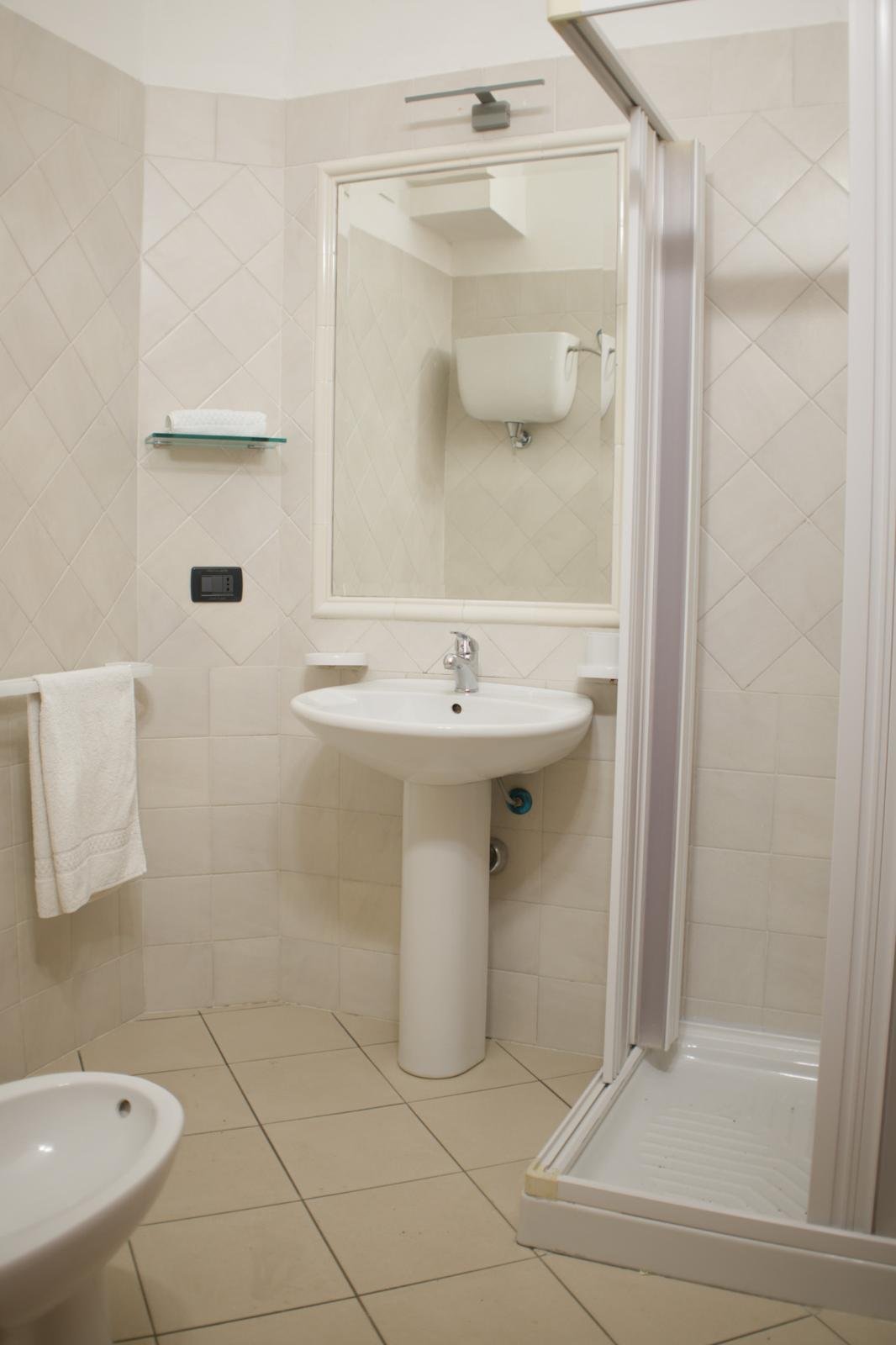 3-gwiazdkowy hotel z pokojami z widokiem na morze, restauracją i przestrzenią eventową w Briatico, na Costa degli Dei.