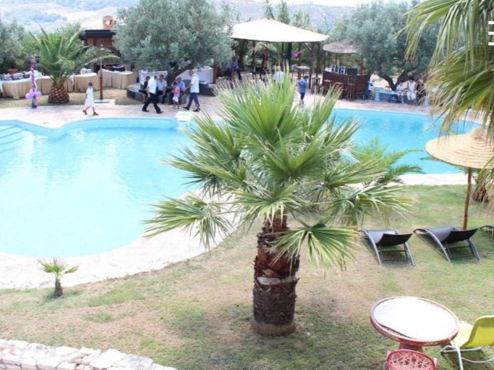 Splendida villa in collina, in zona panoramica con vista mare.