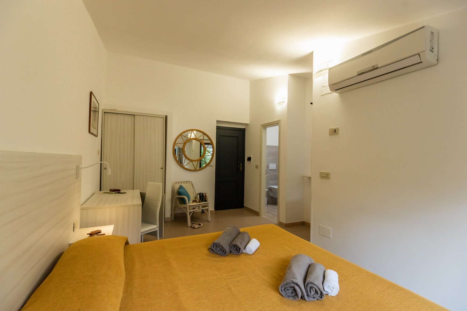 Double Room in B&B with Private Beach. Sunset Yoga.