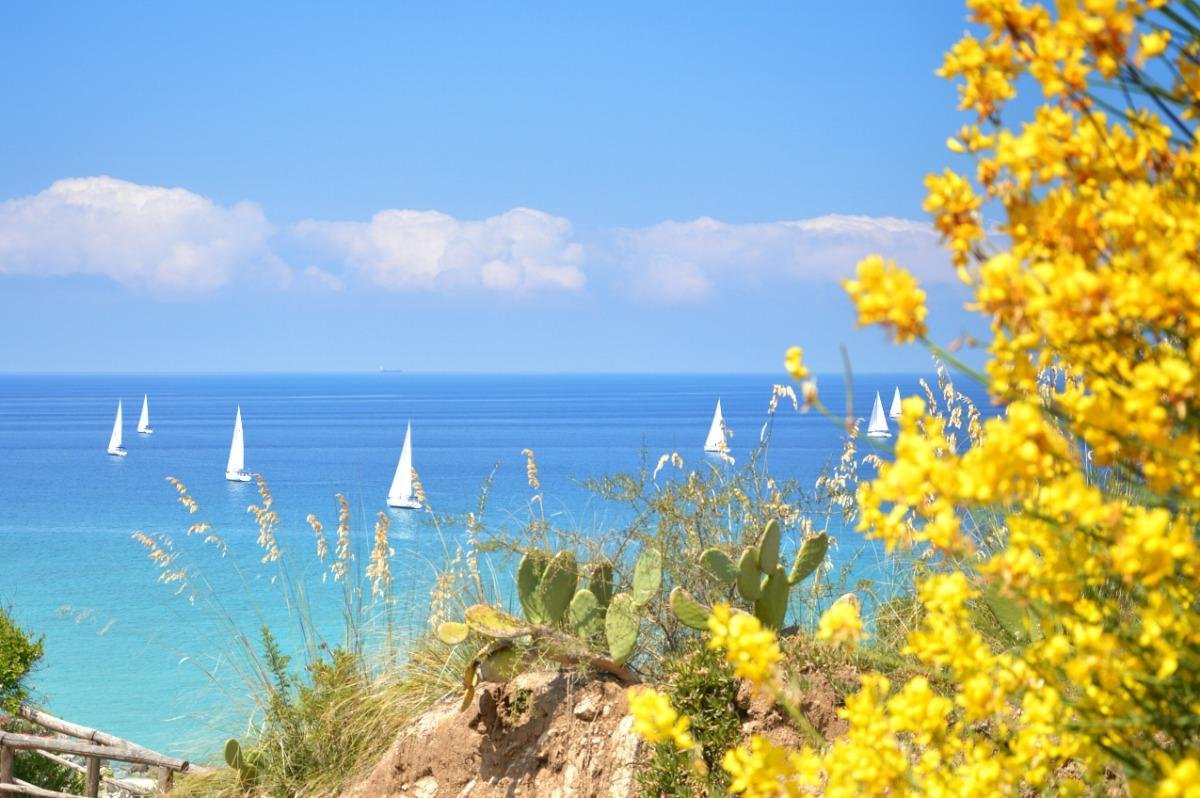 Appartement deux pièces pour 2 personnes avec cuisine et vue mer. Plage privée. Yoga au coucher du soleil.