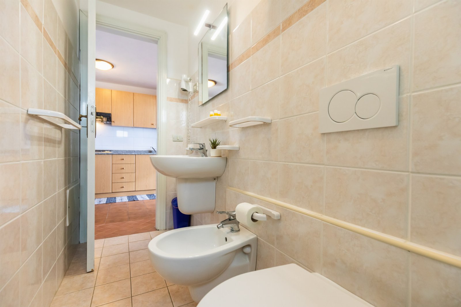 Appartement deux pièces pour 2 personnes avec cuisine et vue mer. Plage privée. Yoga au coucher du soleil.