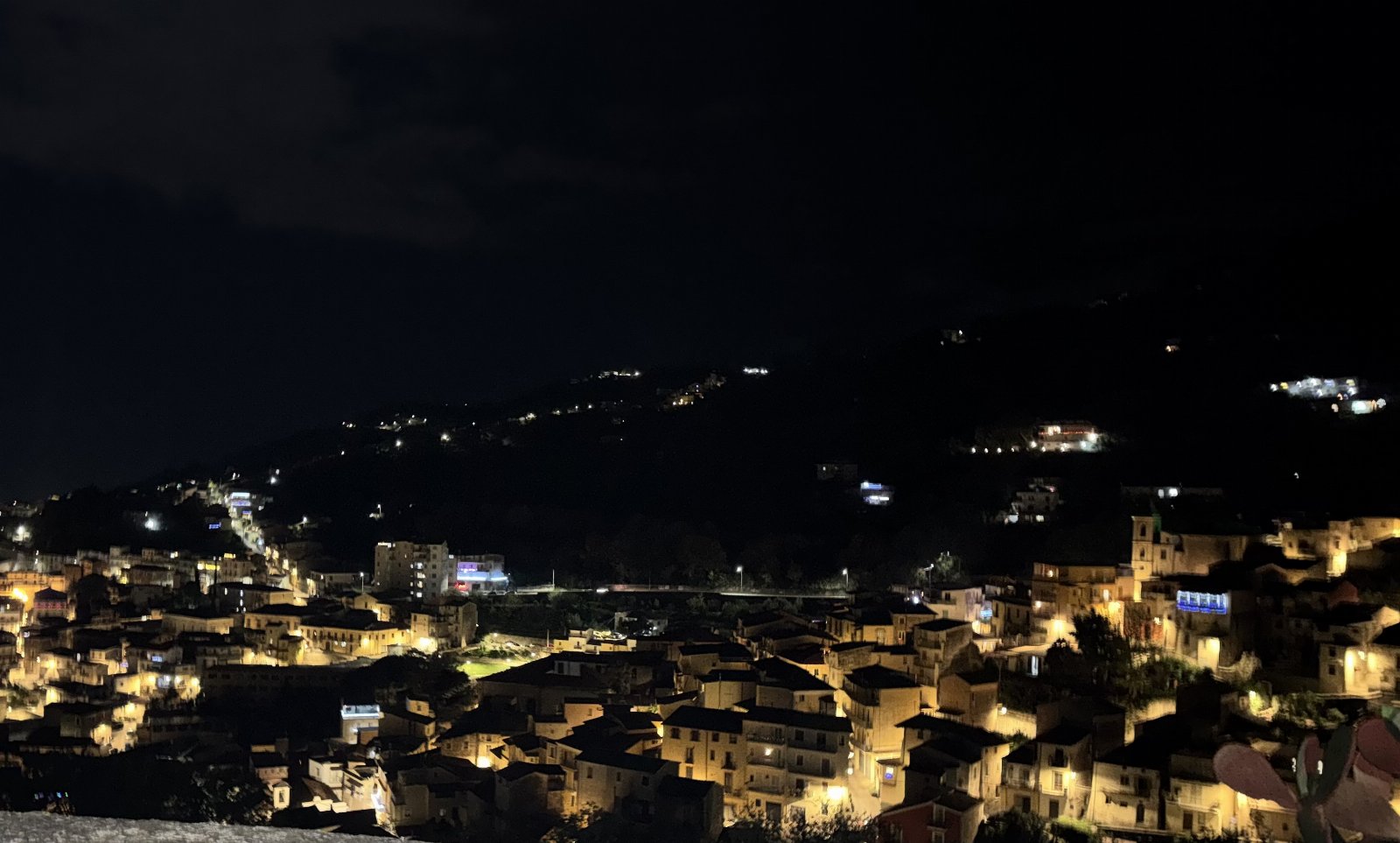 B&B Casa Vacanze Lydia offre la possibilità di usufruire o dell’ intero appartamento composto da 3 stanze e 2 letti con cucina e soggiorno o di anche solo le stanze con il bagno privato .