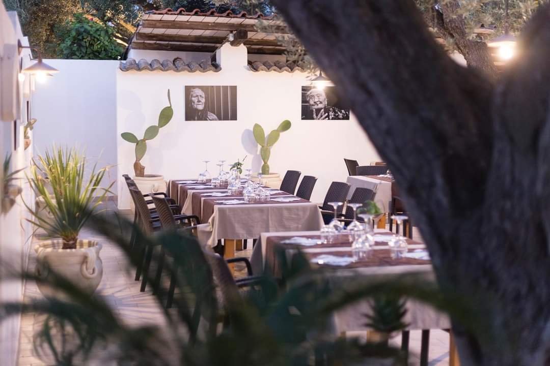 Appartement deux pièces pour 2 personnes avec cuisine et vue mer. Plage privée. Yoga au coucher du soleil.