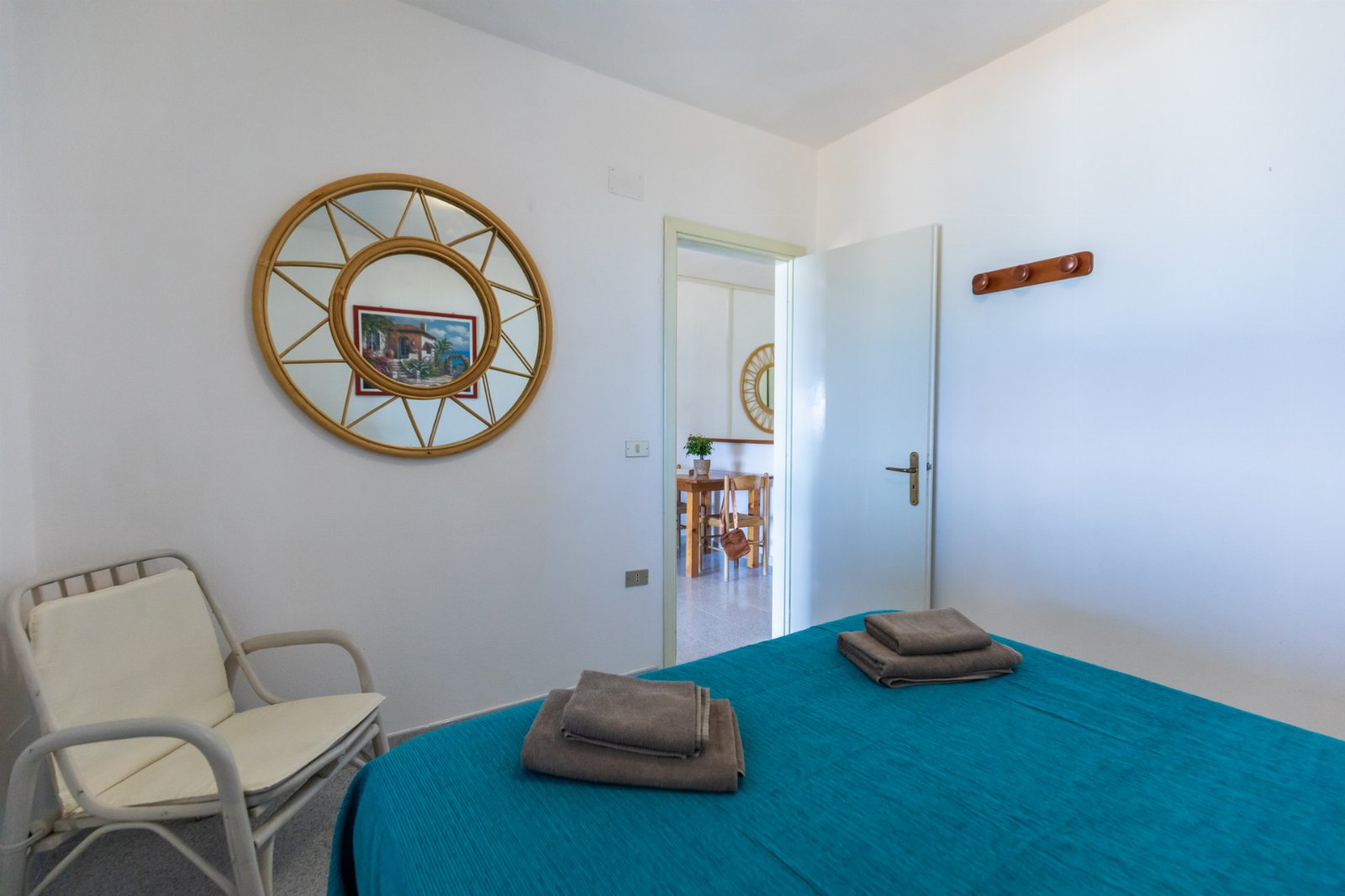 Appartement deux pièces pour 2 personnes avec cuisine et vue mer. Plage privée. Yoga au coucher du soleil.