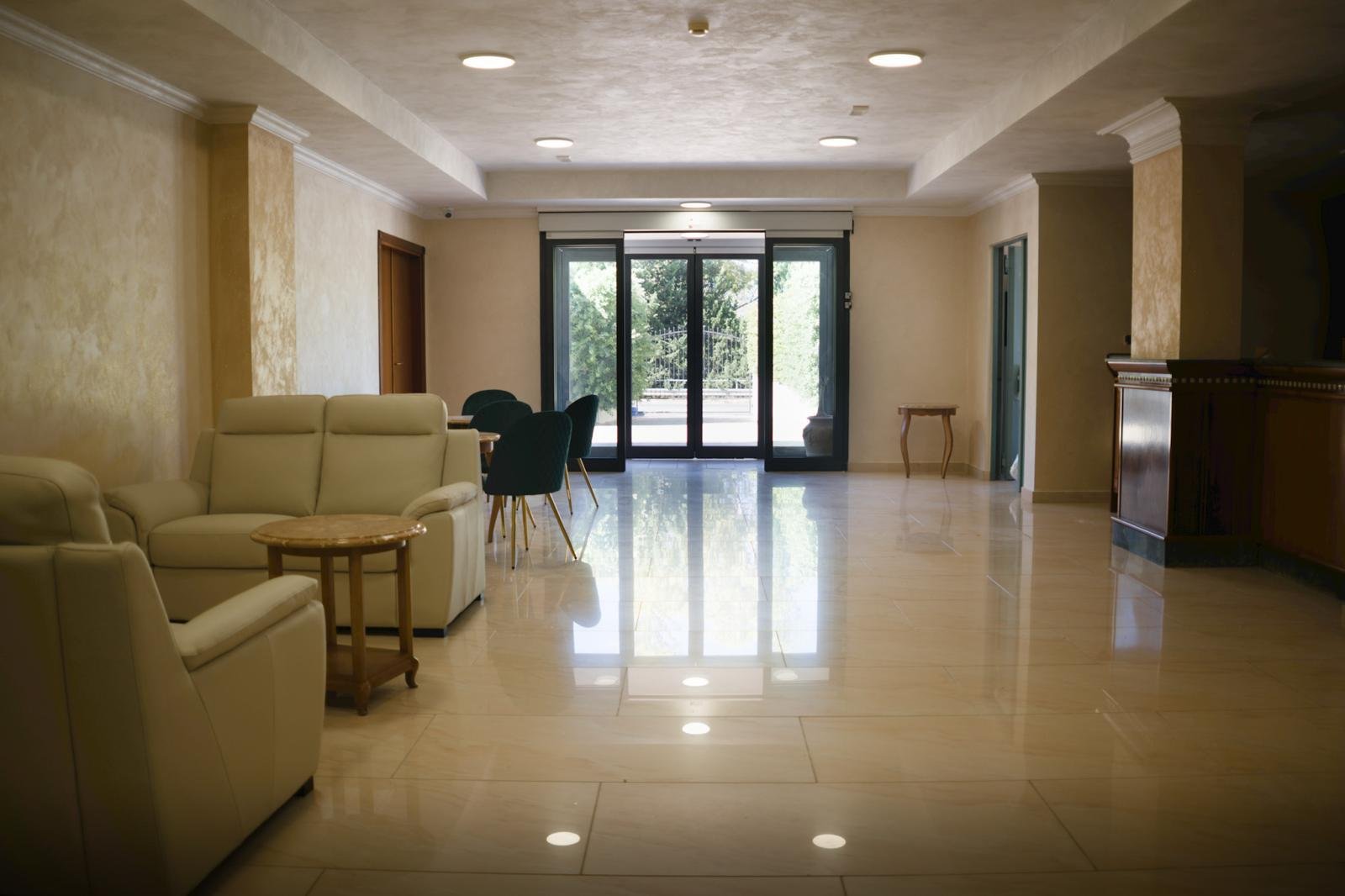 3-gwiazdkowy hotel z pokojami z widokiem na morze, restauracją i przestrzenią eventową w Briatico, na Costa degli Dei.