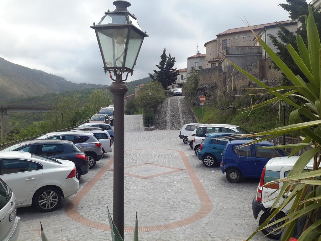 LA DIMORA DEL NONNO MARINAIO - Trilocale nel centro storico, posto auto in strada pubblica con permesso ZTL, pavimento in cotto di Montalcino, rivestimenti e lampadari in ceramica di Vietri decorata a mano, mobili in teak.