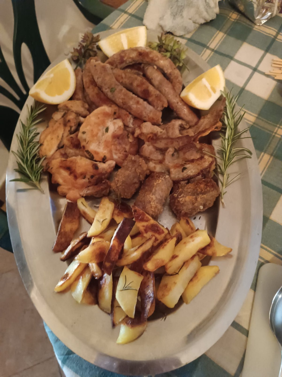 Case per le vacanze, bed and breakfast , agricampeggio, vendita di prodotti aziendali biologici, turismo delle esperienze, panificazione e corsi di cucina, trekking, eventi, tornei di burraco e bridge