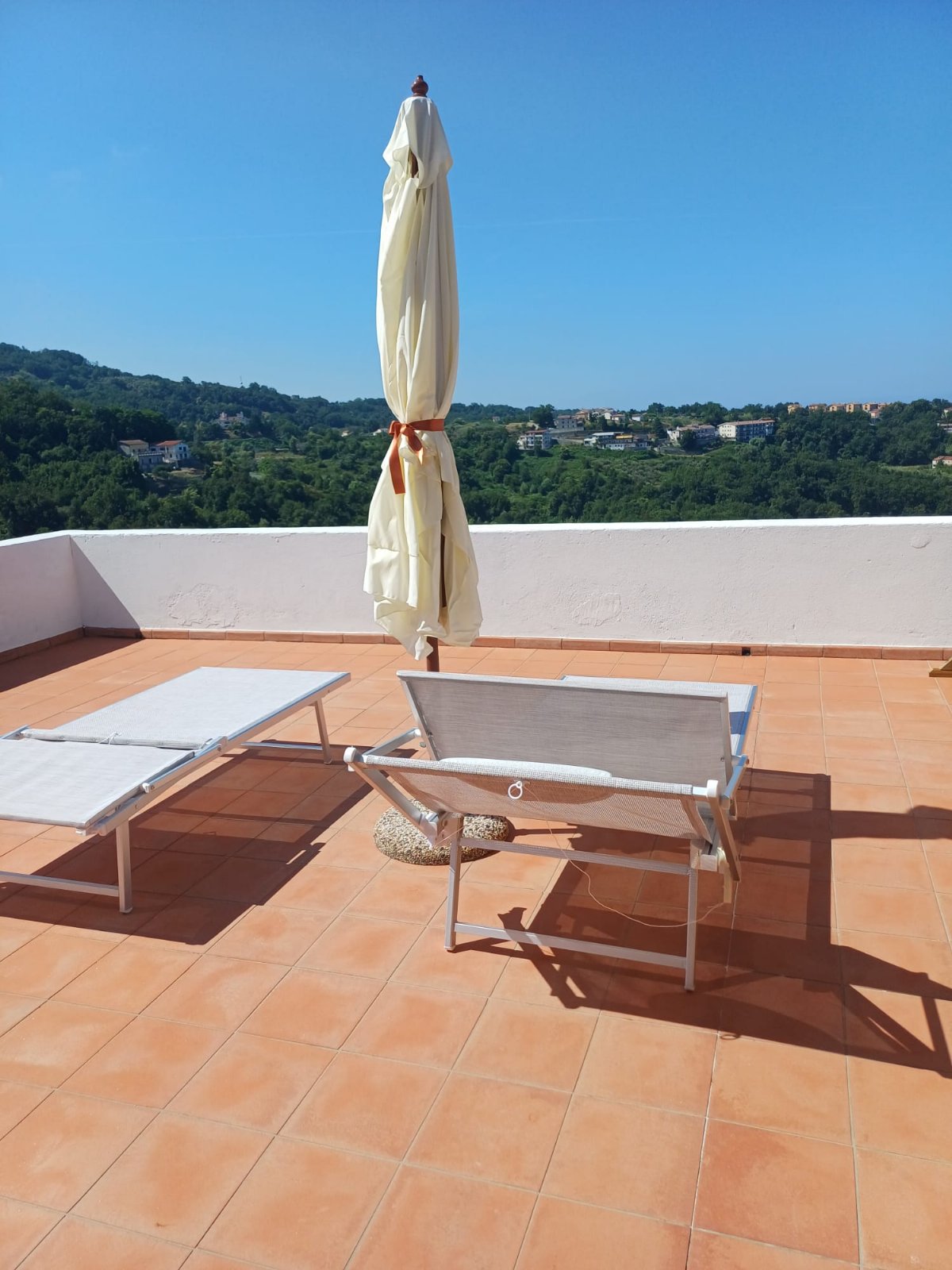 Garnì mit Meer- und Bergblick