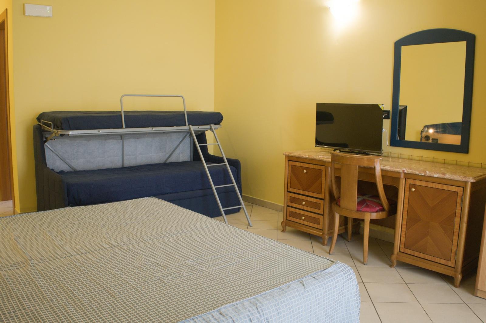 3-gwiazdkowy hotel z pokojami z widokiem na morze, restauracją i przestrzenią eventową w Briatico, na Costa degli Dei.