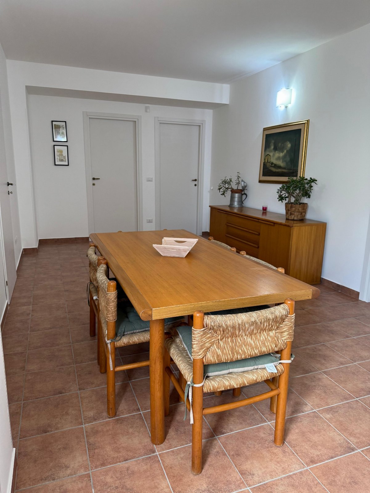 B&B Casa Vacanze Lydia offre la possibilità di usufruire o dell’ intero appartamento composto da 3 stanze e 2 letti con cucina e soggiorno o di anche solo le stanze con il bagno privato .