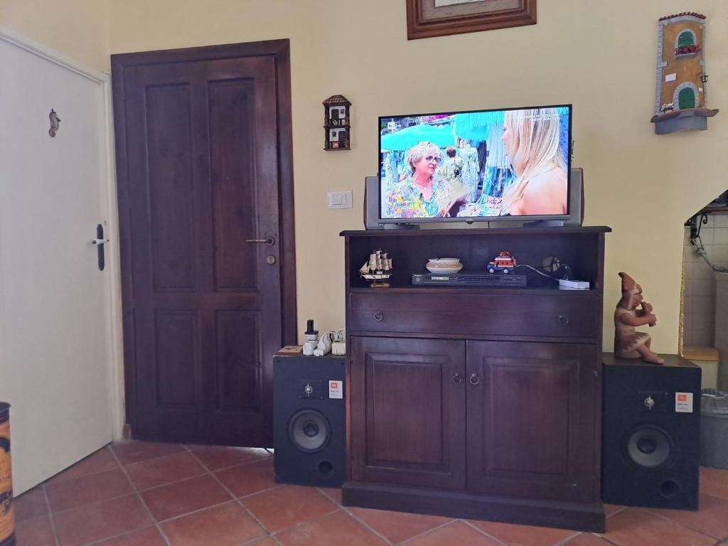 LA DIMORA DEL NONNO MARINAIO - Trilocale nel centro storico, posto auto in strada pubblica con permesso ZTL, pavimento in cotto di Montalcino, rivestimenti e lampadari in ceramica di Vietri decorata a mano, mobili in teak.