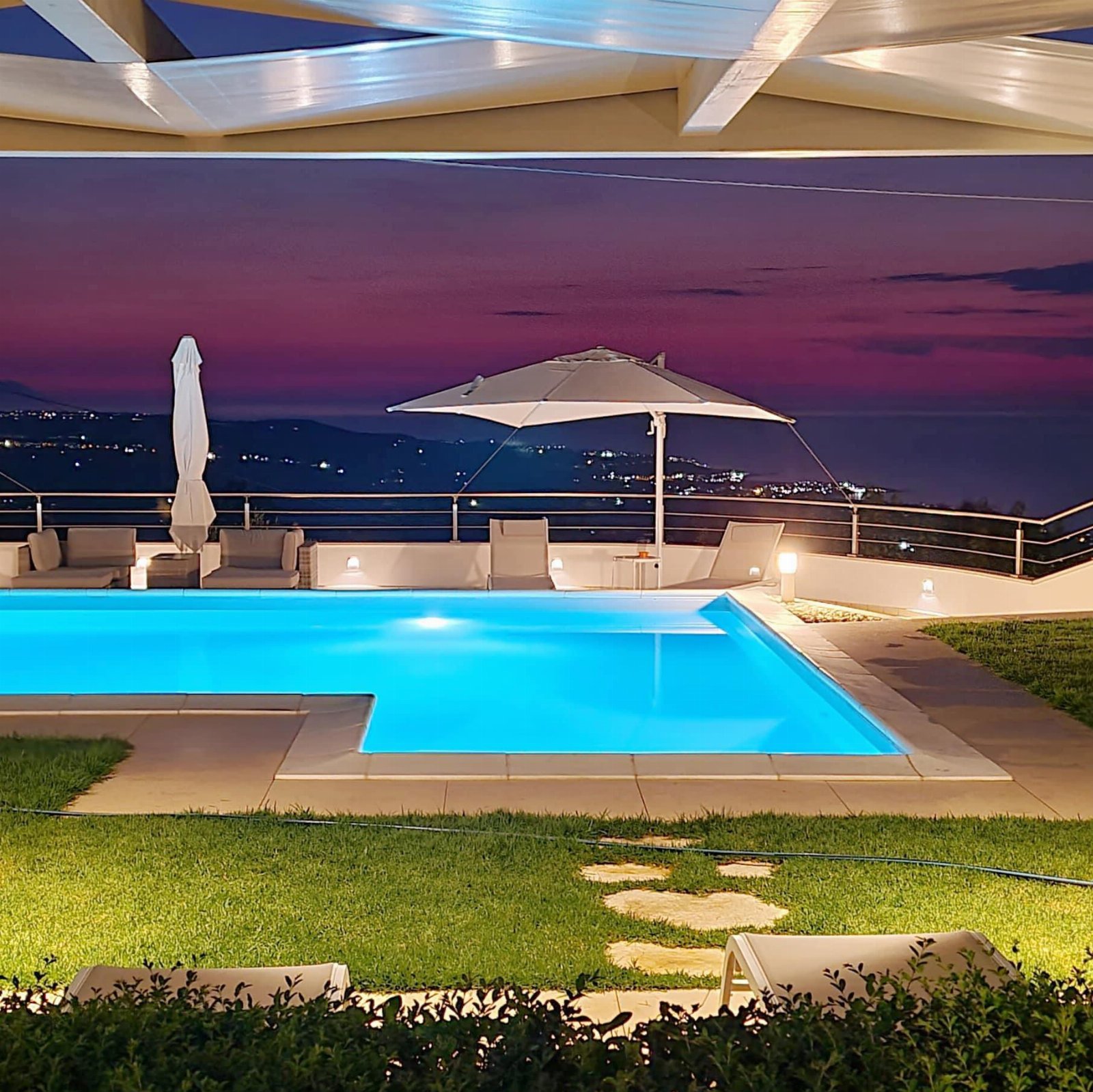 Villa con piscina vista mare