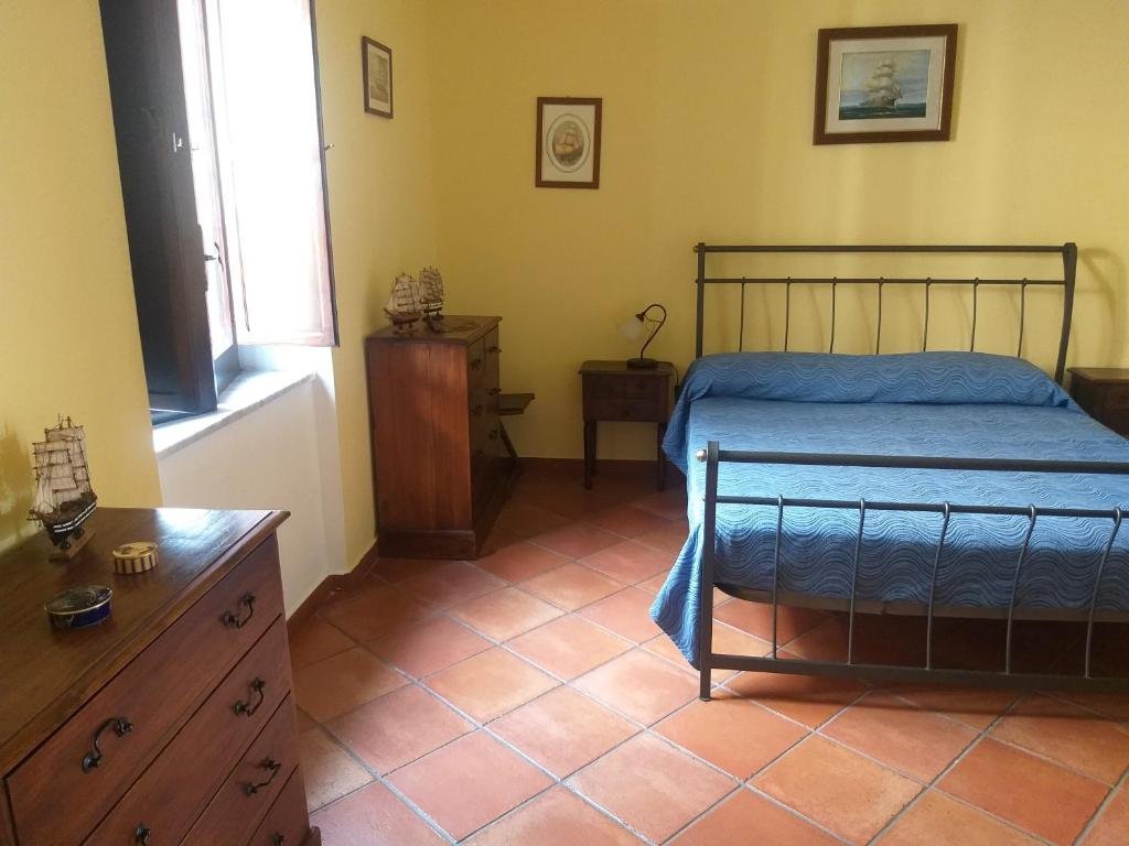 LA DIMORA DEL NONNO MARINAIO - Trilocale nel centro storico, posto auto in strada pubblica con permesso ZTL, pavimento in cotto di Montalcino, rivestimenti e lampadari in ceramica di Vietri decorata a mano, mobili in teak.