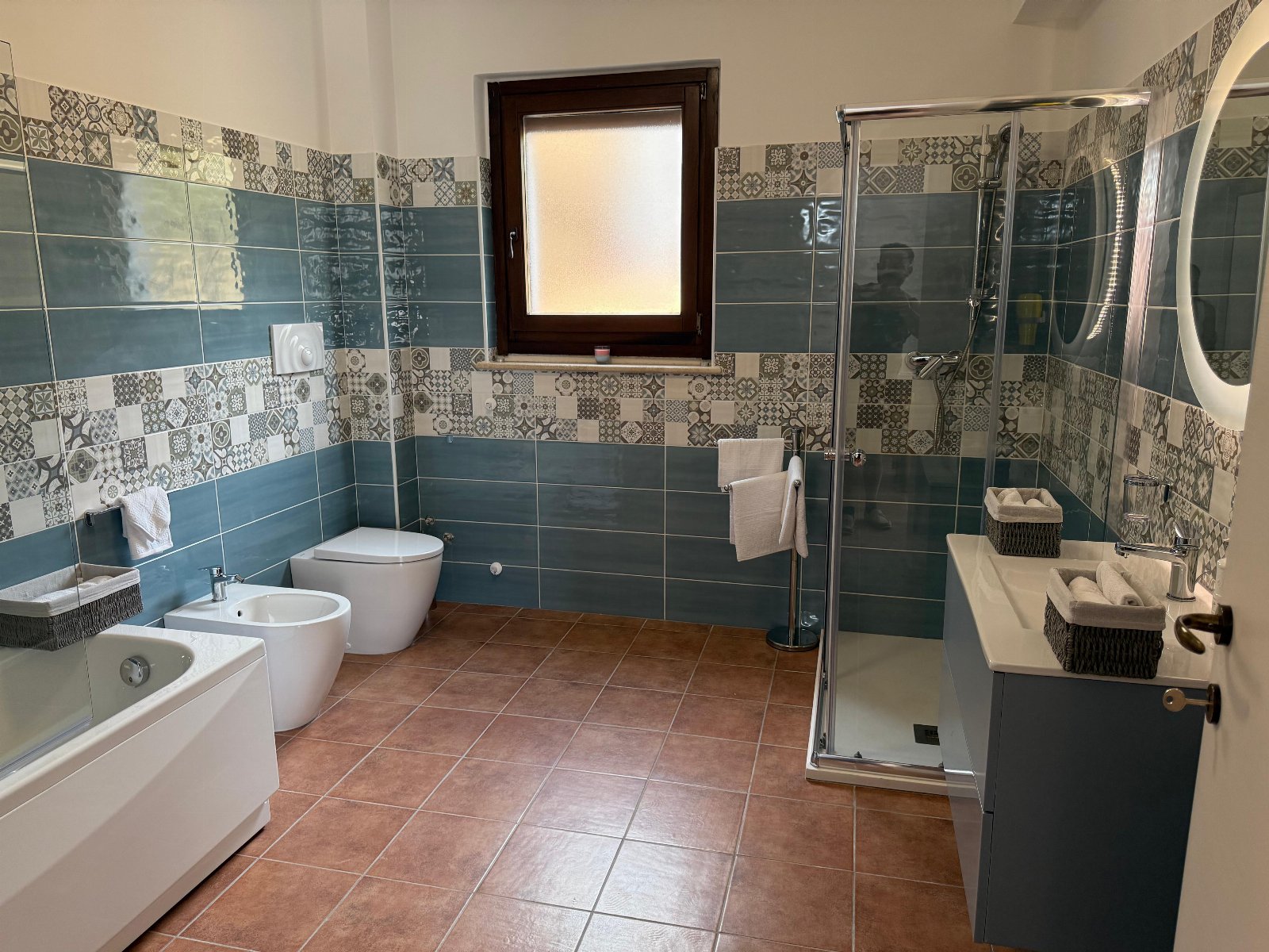 B&B Casa Vacanze Lydia offre la possibilità di usufruire o dell’ intero appartamento composto da 3 stanze e 2 letti con cucina e soggiorno o di anche solo le stanze con il bagno privato .