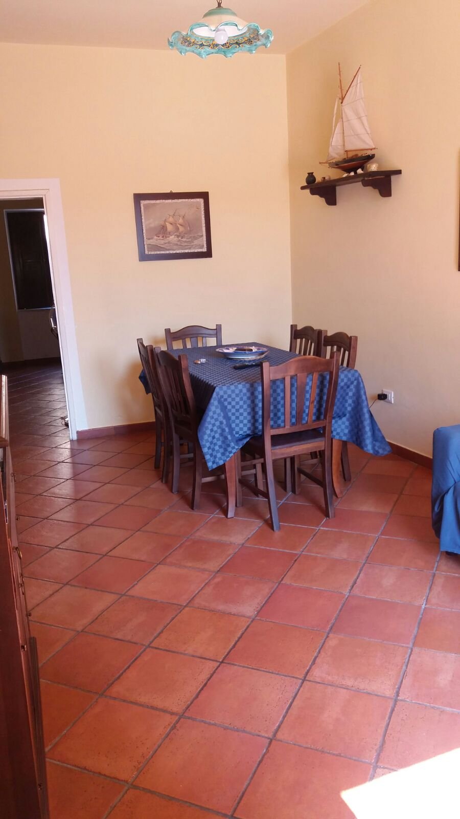 LA DIMORA DEL NONNO MARINAIO - Trilocale nel centro storico, posto auto in strada pubblica con permesso ZTL, pavimento in cotto di Montalcino, rivestimenti e lampadari in ceramica di Vietri decorata a mano, mobili in teak.