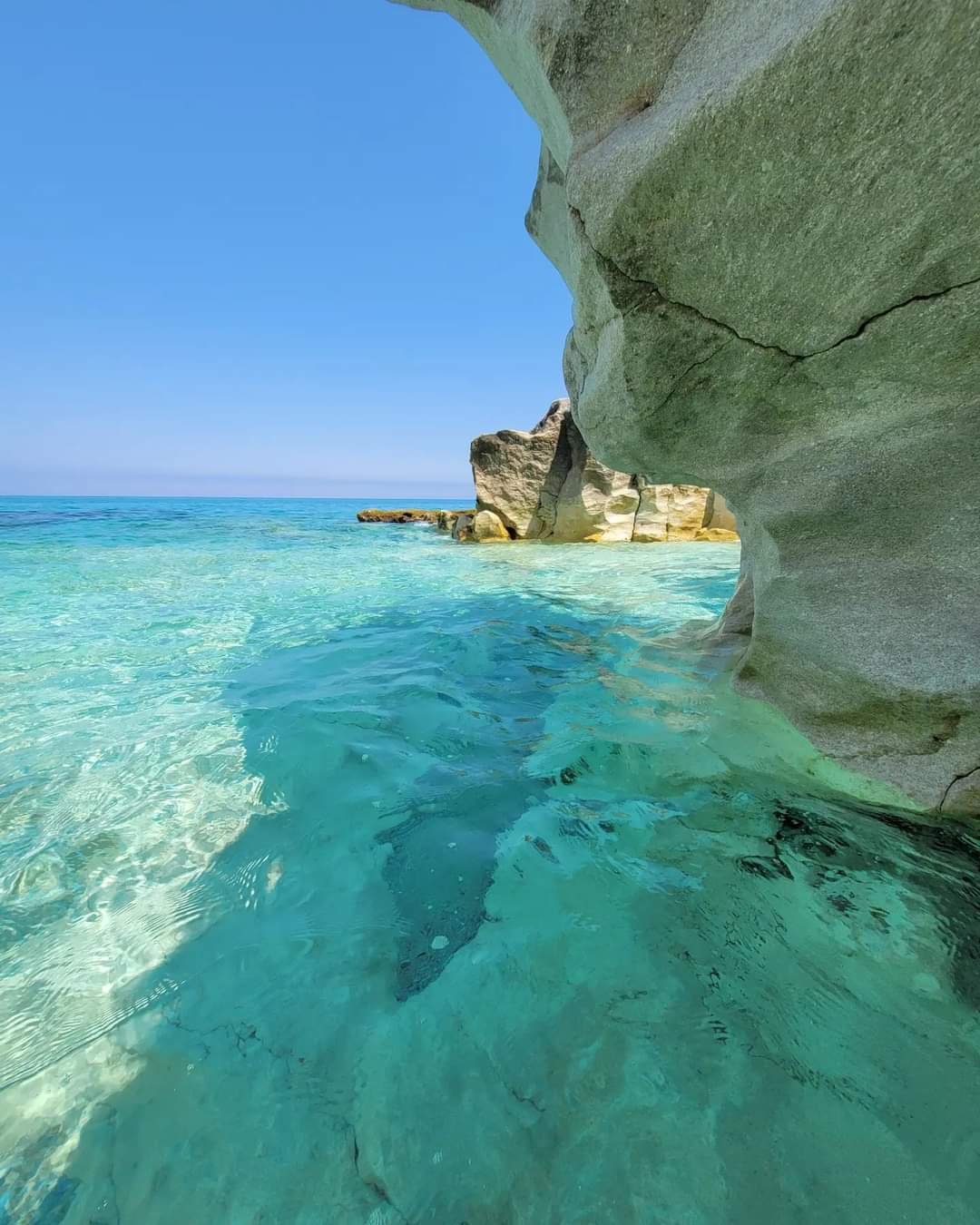 Appartement deux pièces pour 2 personnes avec cuisine et vue mer. Plage privée. Yoga au coucher du soleil.