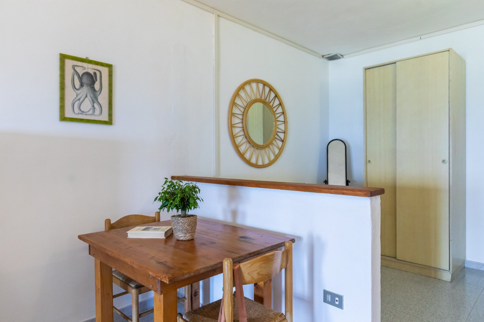 Appartement deux pièces pour 2 personnes avec cuisine et vue mer. Plage privée. Yoga au coucher du soleil.