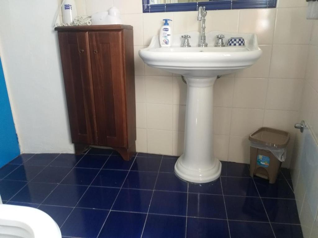 LA DIMORA DEL NONNO MARINAIO - Trilocale nel centro storico, posto auto in strada pubblica con permesso ZTL, pavimento in cotto di Montalcino, rivestimenti e lampadari in ceramica di Vietri decorata a mano, mobili in teak.