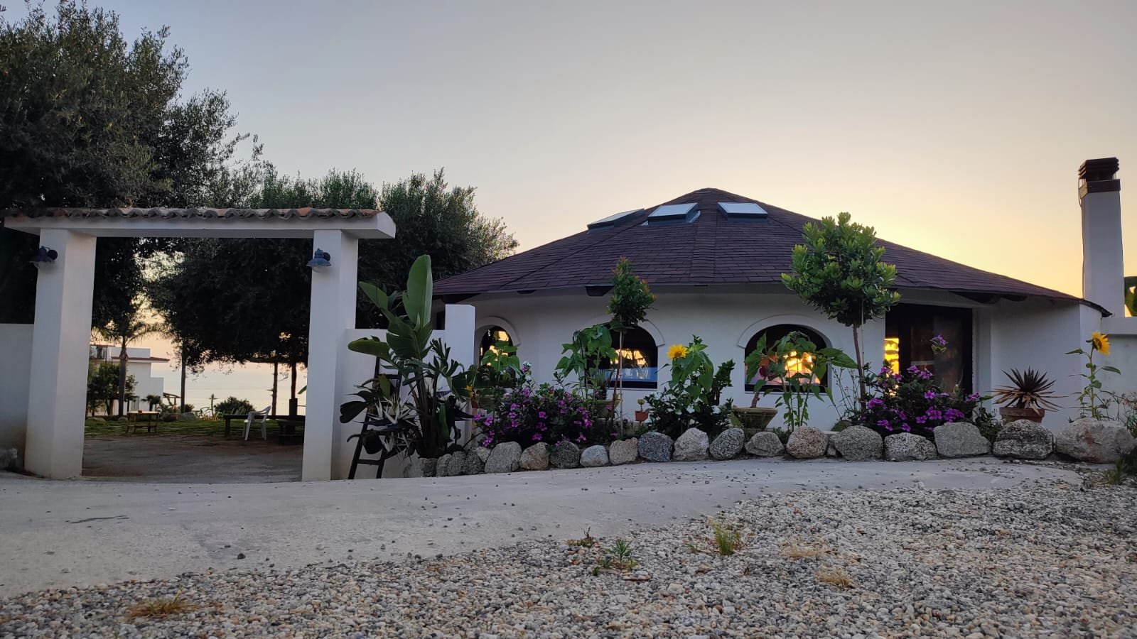 Appartement deux pièces pour 2 personnes avec cuisine et vue mer. Plage privée. Yoga au coucher du soleil.