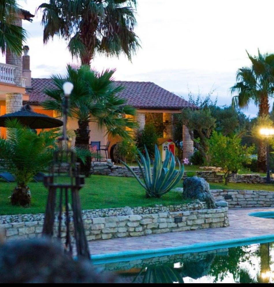 Splendida villa in collina, in zona panoramica con vista mare.