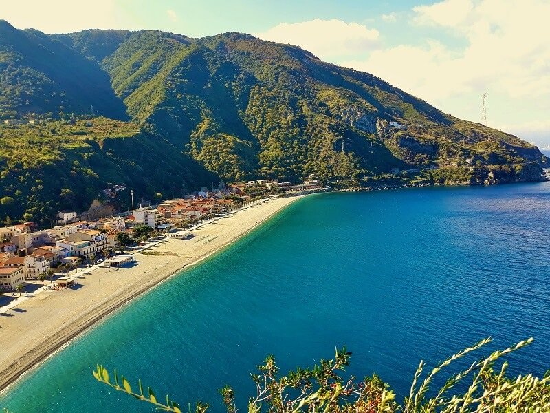 Mare e Monti nel centro storico di Scilla
