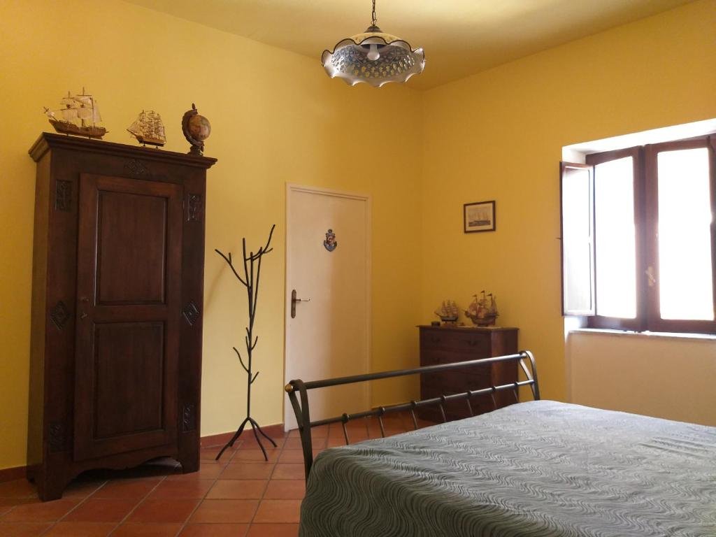 LA DIMORA DEL NONNO MARINAIO - Trilocale nel centro storico, posto auto in strada pubblica con permesso ZTL, pavimento in cotto di Montalcino, rivestimenti e lampadari in ceramica di Vietri decorata a mano, mobili in teak.
