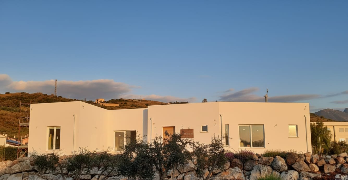 Villa vista mare immersa nella natura mediterranea a soli pochi passi dalle spiagge e dal centro di Diamante
