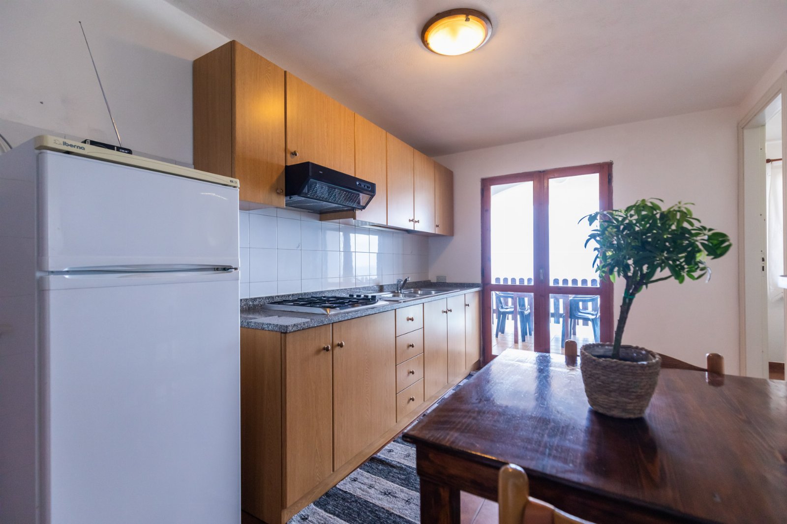 Appartement deux pièces pour 2 personnes avec cuisine et vue mer. Plage privée. Yoga au coucher du soleil.