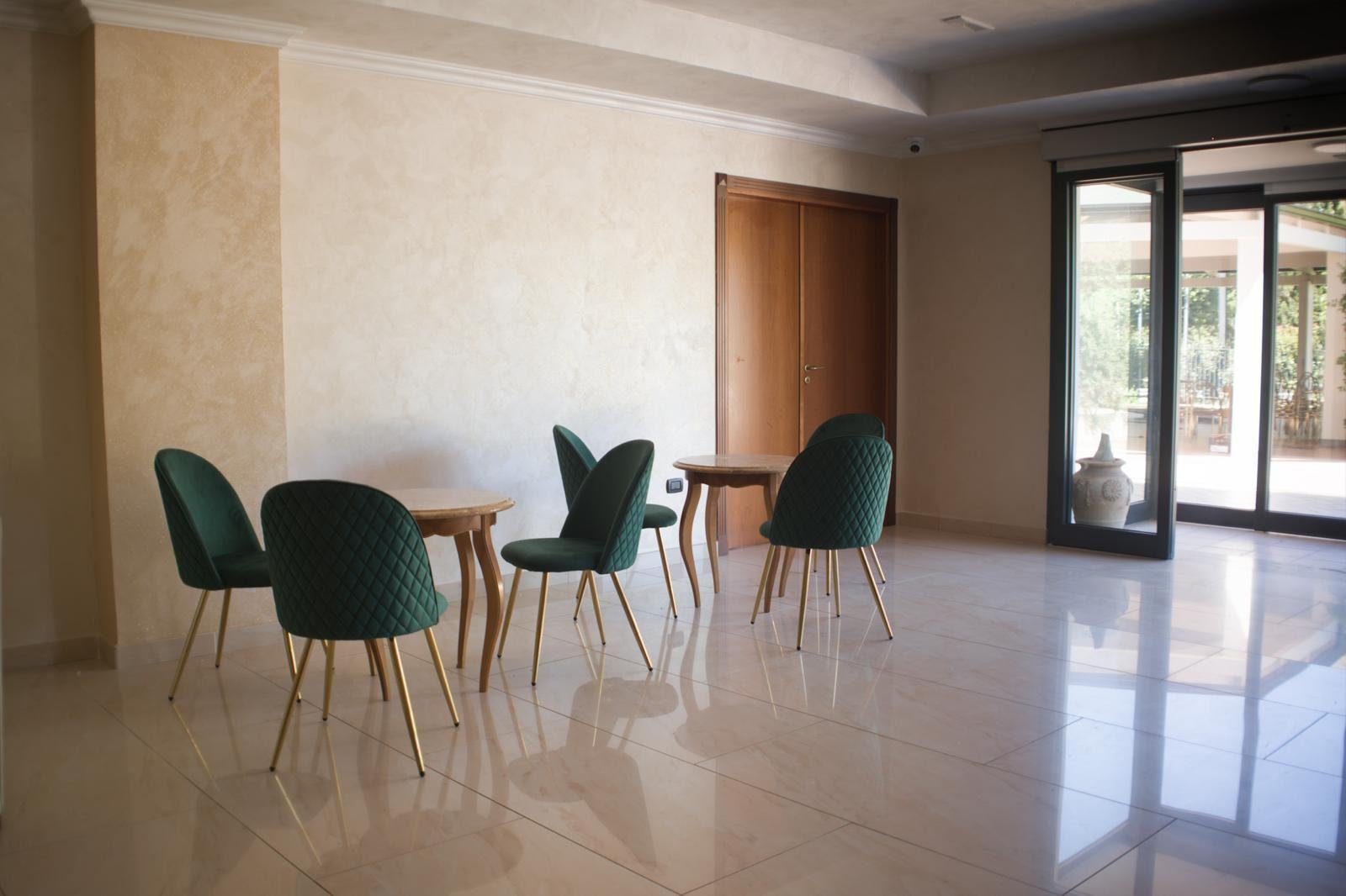 3-gwiazdkowy hotel z pokojami z widokiem na morze, restauracją i przestrzenią eventową w Briatico, na Costa degli Dei.