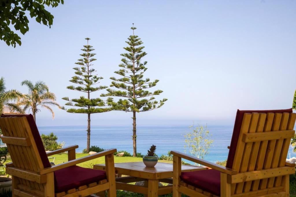 Appartement deux pièces pour 2 personnes avec cuisine et vue mer. Plage privée. Yoga au coucher du soleil.