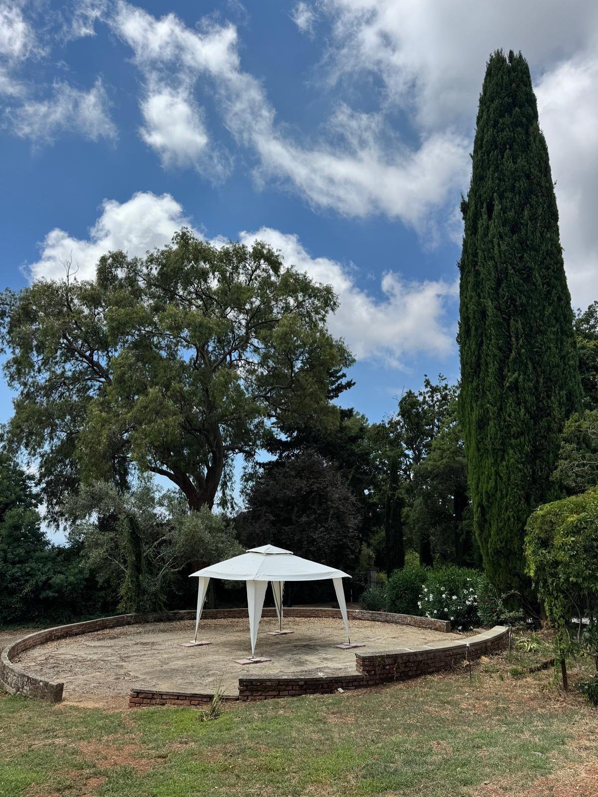 B&B Casa Vacanze Lydia offre la possibilità di usufruire o dell’ intero appartamento composto da 3 stanze e 2 letti con cucina e soggiorno o di anche solo le stanze con il bagno privato .