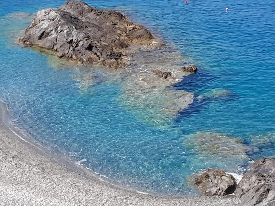 LA DIMORA DEL NONNO MARINAIO - Trilocale nel centro storico, posto auto in strada pubblica con permesso ZTL, pavimento in cotto di Montalcino, rivestimenti e lampadari in ceramica di Vietri decorata a mano, mobili in teak.