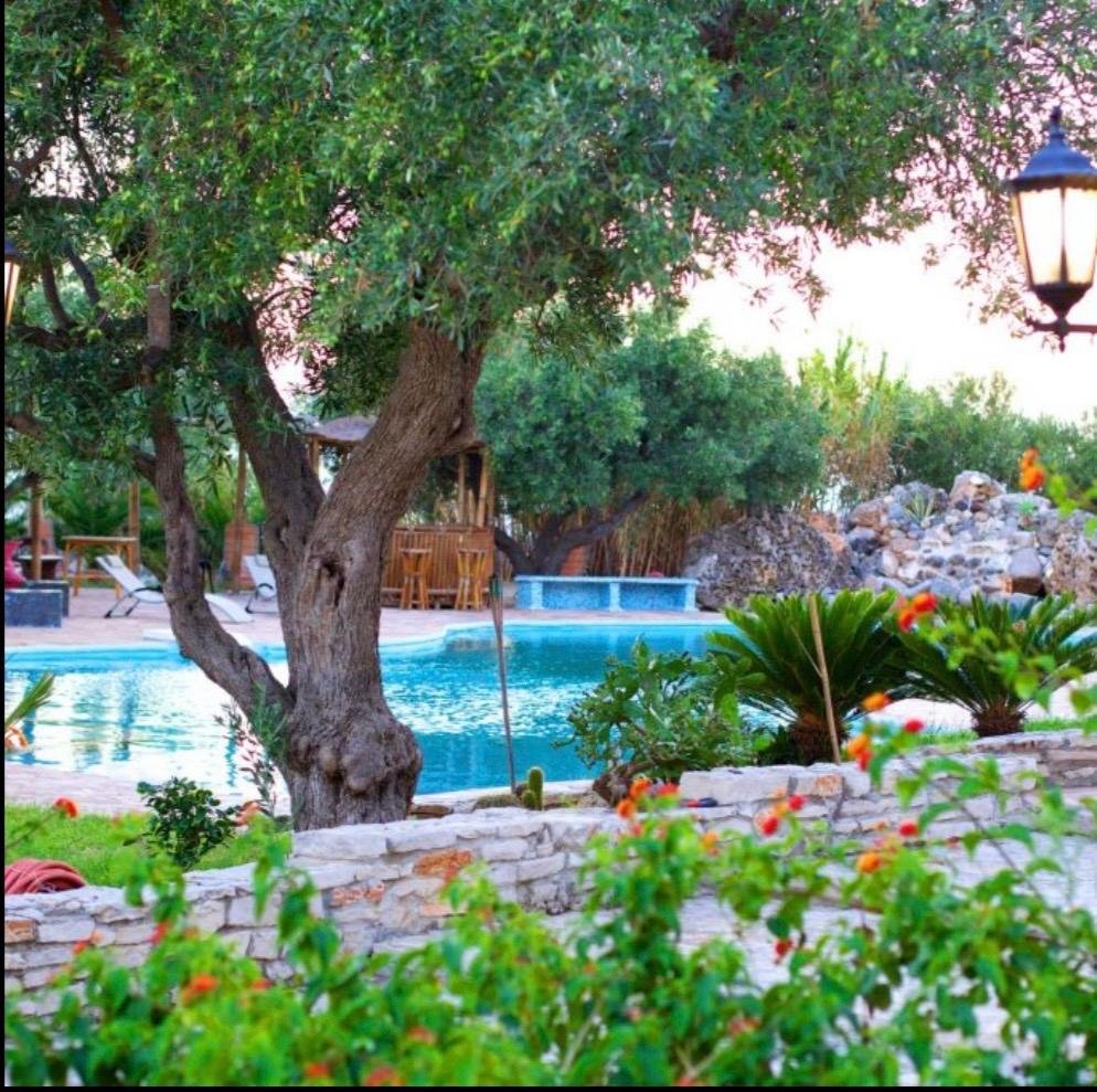 Splendida villa in collina, in zona panoramica con vista mare.