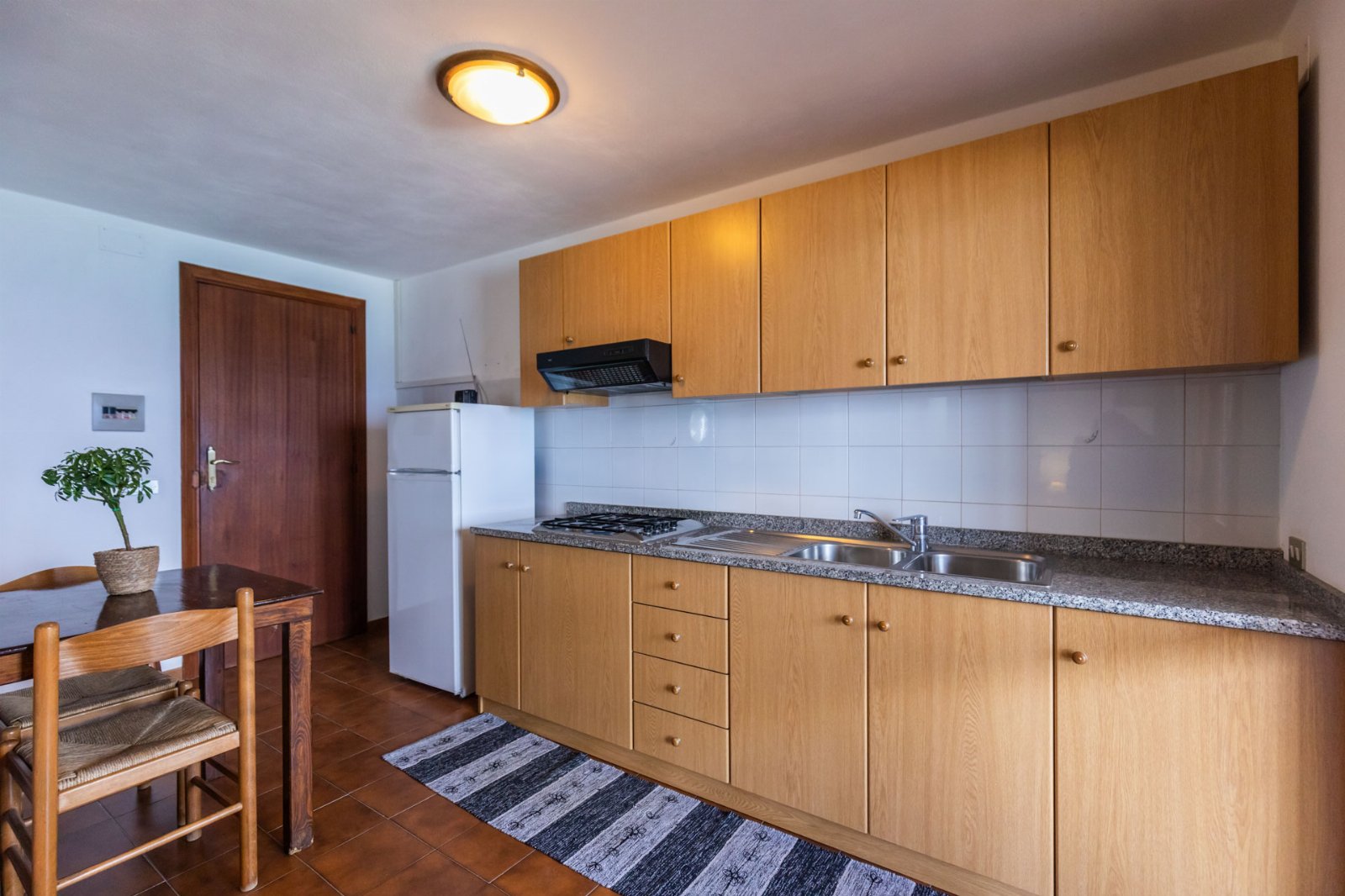 Appartement deux pièces pour 2 personnes avec cuisine et vue mer. Plage privée. Yoga au coucher du soleil.