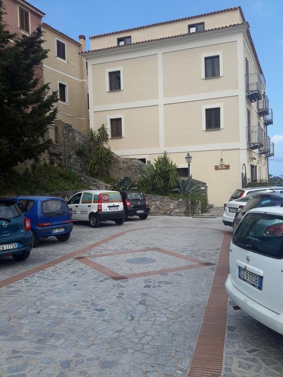 LA DIMORA DEL NONNO MARINAIO - Trilocale nel centro storico, posto auto in strada pubblica con permesso ZTL, pavimento in cotto di Montalcino, rivestimenti e lampadari in ceramica di Vietri decorata a mano, mobili in teak.
