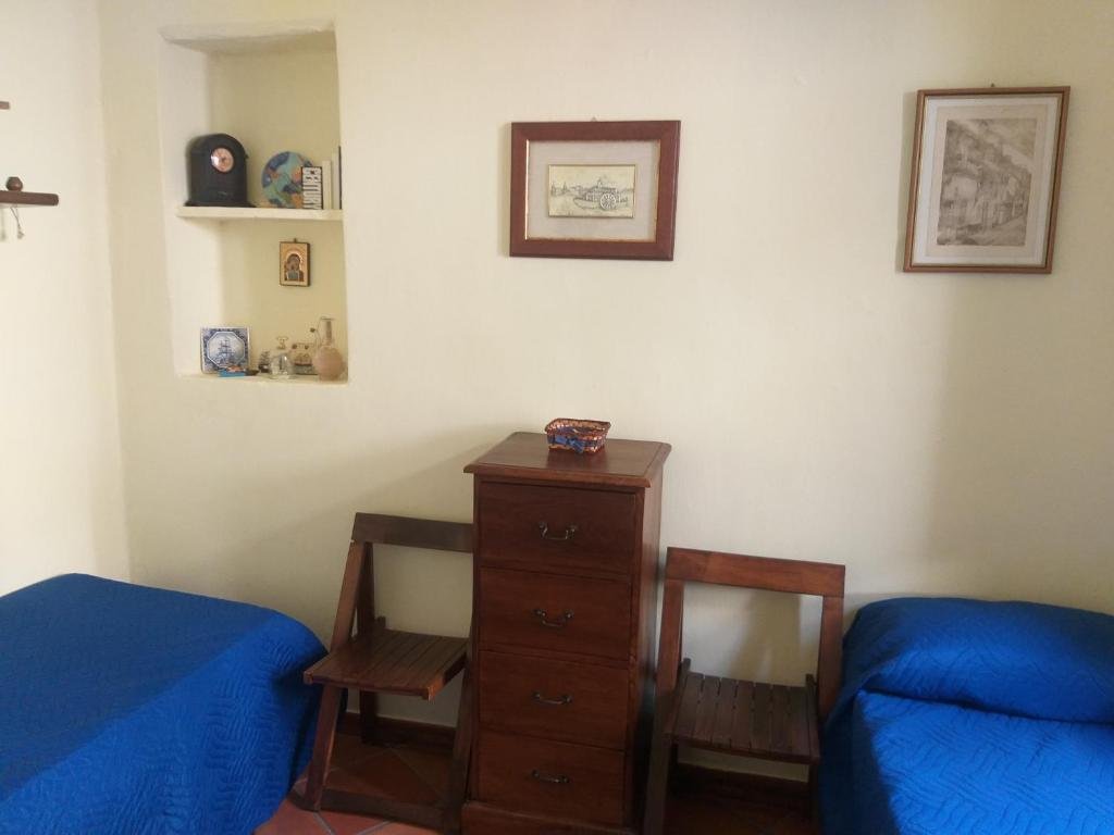 LA DIMORA DEL NONNO MARINAIO - Trilocale nel centro storico, posto auto in strada pubblica con permesso ZTL, pavimento in cotto di Montalcino, rivestimenti e lampadari in ceramica di Vietri decorata a mano, mobili in teak.