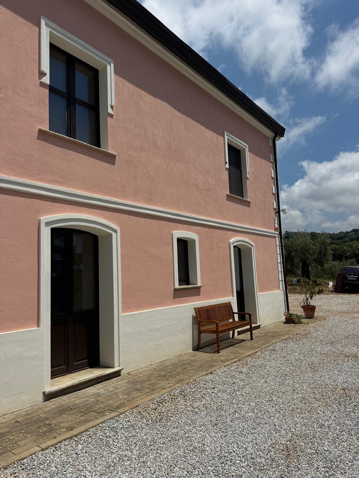 B&B Casa Vacanze Lydia offre la possibilità di usufruire o dell’ intero appartamento composto da 3 stanze e 2 letti con cucina e soggiorno o di anche solo le stanze con il bagno privato .