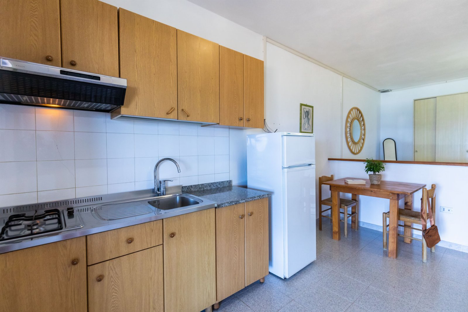 Appartement deux pièces pour 2 personnes avec cuisine et vue mer. Plage privée. Yoga au coucher du soleil.