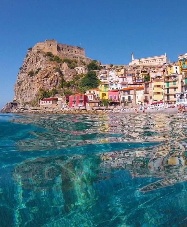 Mare e Monti nel centro storico di Scilla
