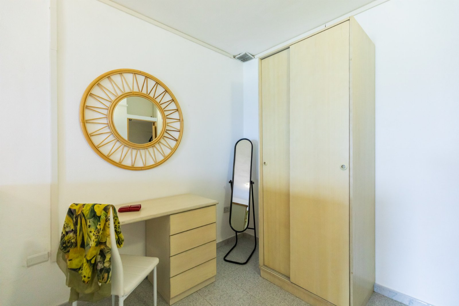 Appartement deux pièces pour 2 personnes avec cuisine et vue mer. Plage privée. Yoga au coucher du soleil.