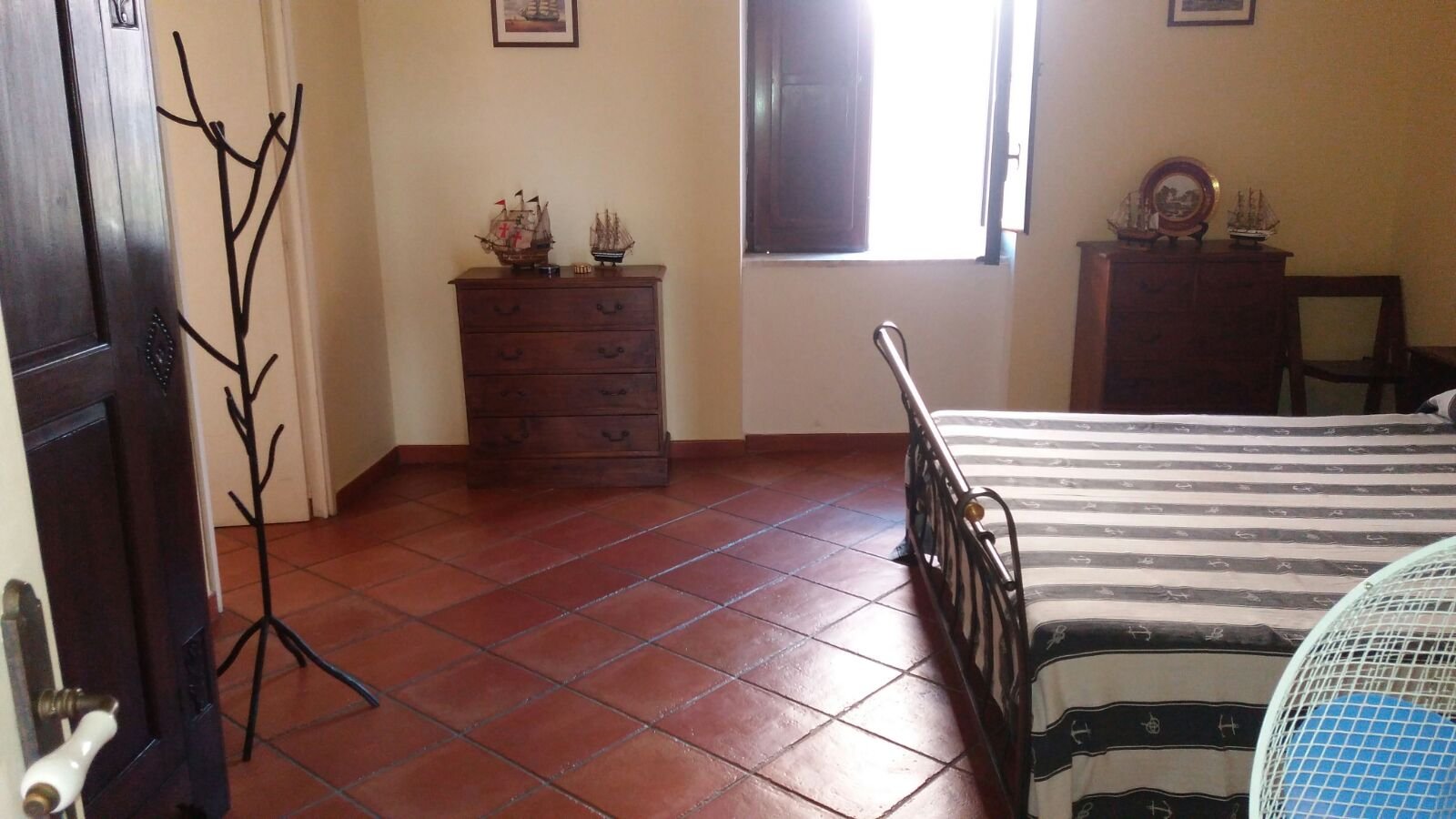 LA DIMORA DEL NONNO MARINAIO - Trilocale nel centro storico, posto auto in strada pubblica con permesso ZTL, pavimento in cotto di Montalcino, rivestimenti e lampadari in ceramica di Vietri decorata a mano, mobili in teak.