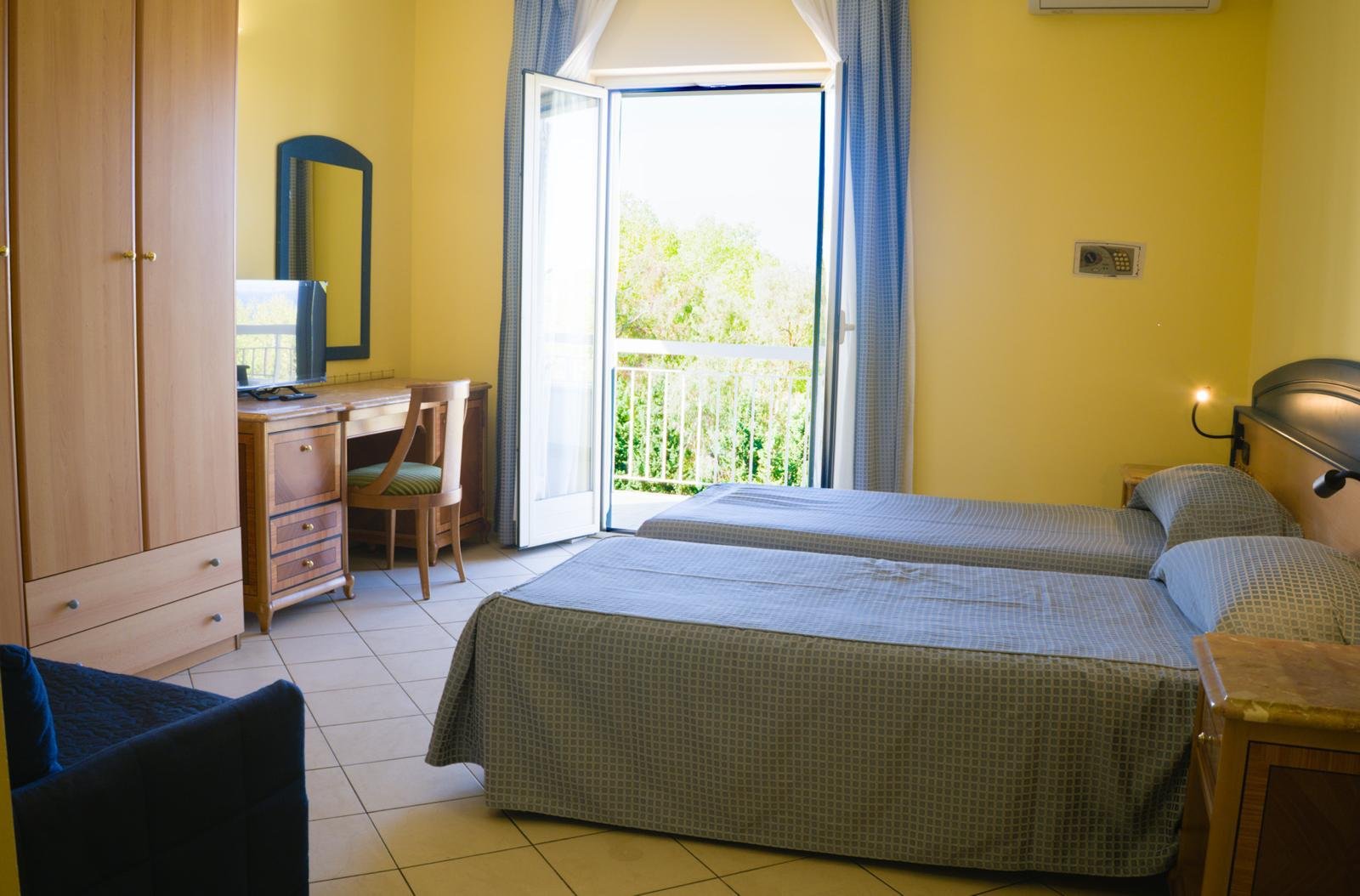 3-gwiazdkowy hotel z pokojami z widokiem na morze, restauracją i przestrzenią eventową w Briatico, na Costa degli Dei.