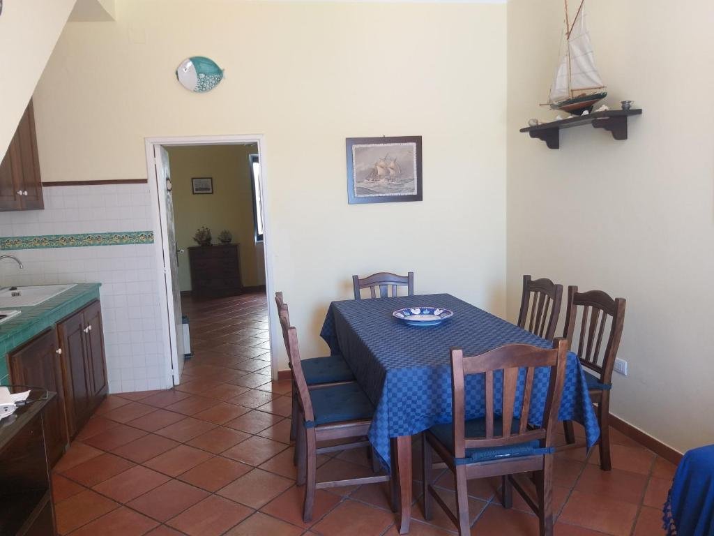 LA DIMORA DEL NONNO MARINAIO - Trilocale nel centro storico, posto auto in strada pubblica con permesso ZTL, pavimento in cotto di Montalcino, rivestimenti e lampadari in ceramica di Vietri decorata a mano, mobili in teak.