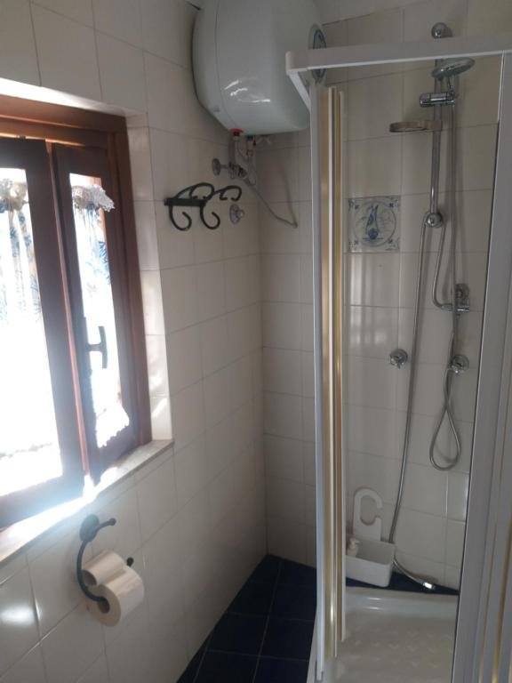 LA DIMORA DEL NONNO MARINAIO - Trilocale nel centro storico, posto auto in strada pubblica con permesso ZTL, pavimento in cotto di Montalcino, rivestimenti e lampadari in ceramica di Vietri decorata a mano, mobili in teak.