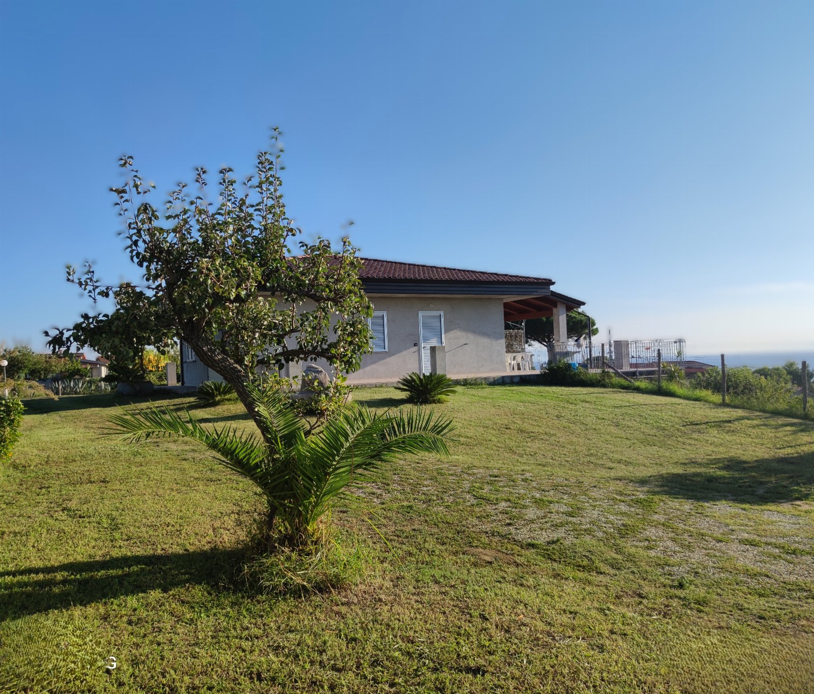 Villetta con giardino recintato privato ad uso esclusivo e veranda vista mare a Santa Maria di Ricadi