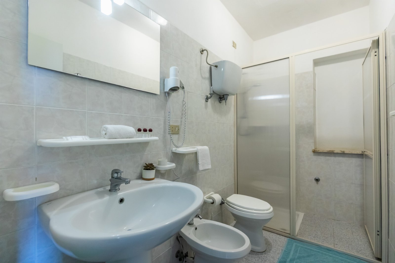 Appartement deux pièces pour 2 personnes avec cuisine et vue mer. Plage privée. Yoga au coucher du soleil.