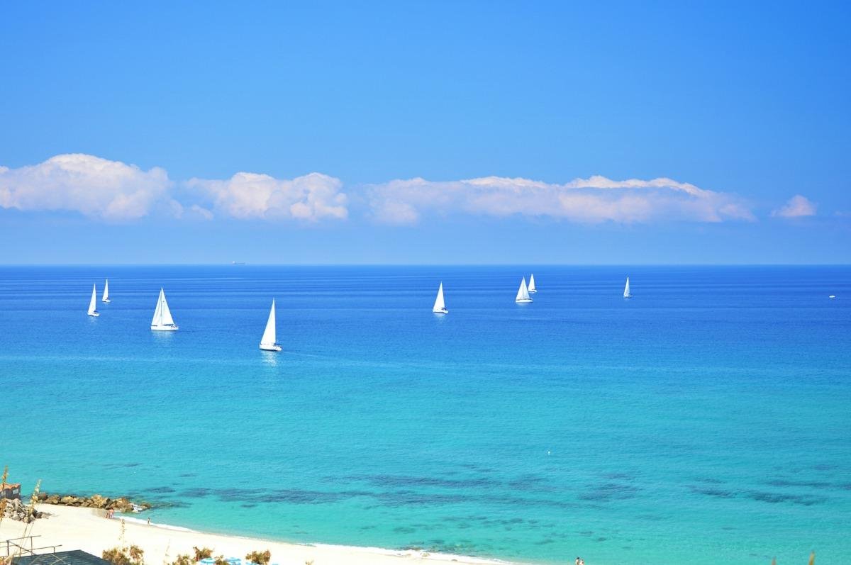Appartement deux pièces pour 2 personnes avec cuisine et vue mer. Plage privée. Yoga au coucher du soleil.